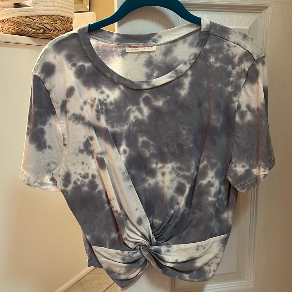 Romwe T-shirt w/knot. Blue and White tie-dye. Size XL.